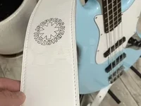 Гитарный ремень из натуральной белой кожи с логотипом