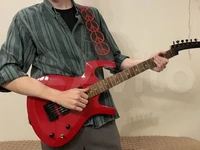 Гитарный ремень с логотипом и нашивками