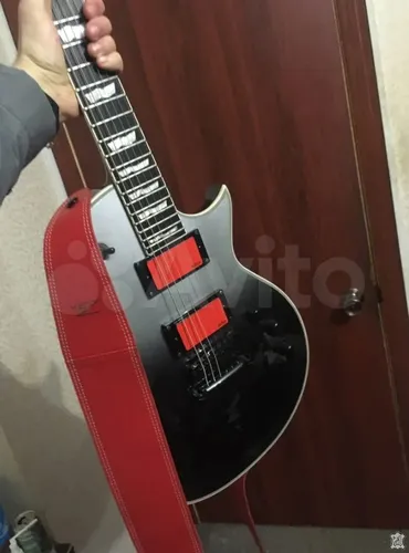 Гитарный ремень из двойной кожи красного цвета с логоипом