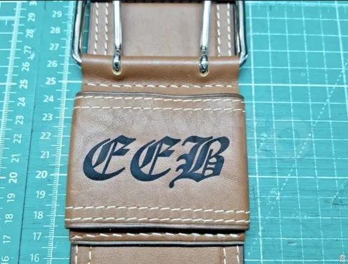 Гитарный ремень из двойной коричневой кожи с пряжкой и логотипом