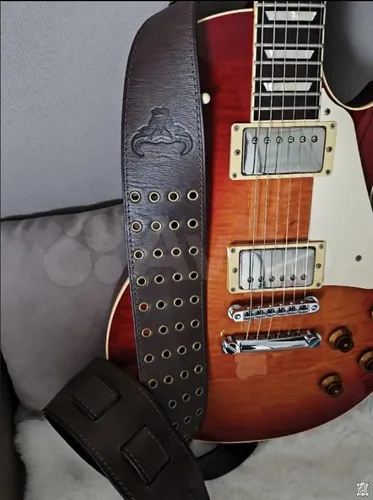 Гитарный ремень с люверсами и тиснением