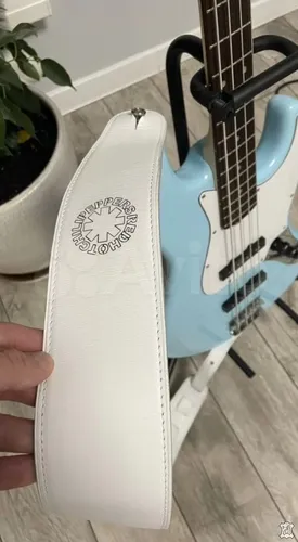 Гитарный ремень из натуральной белой кожи с логотипом