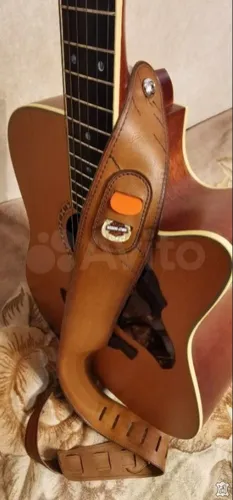 Гитарный ремень светло-коричневый с карманом для медиаторов