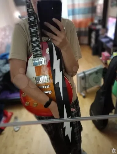 Гитарный ремень с декоративными нашитыми молниями из кожи