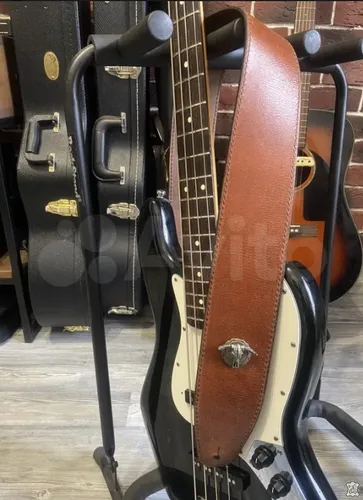 Гитарный ремень из кожи, толщиной 4 мм,  с кончо