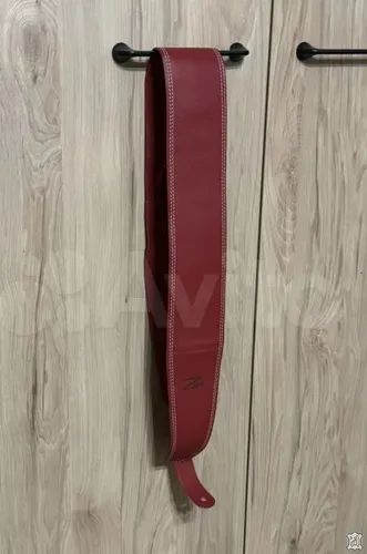 Гитарный ремень из красной кожи