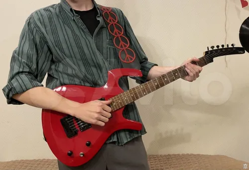 Гитарный ремень с логотипом и нашивками