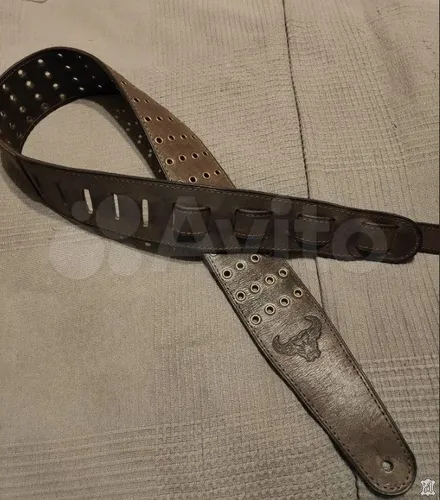 Гитарный ремень из натуральной кожи  с люверсами и логотипом быка