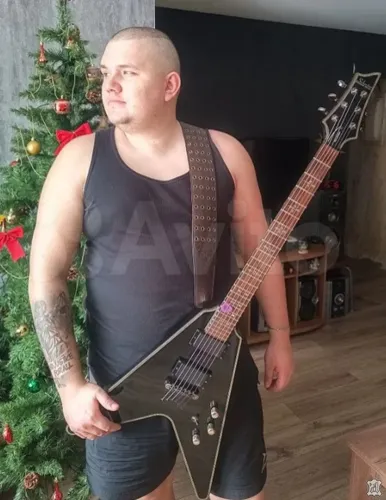 Гитарный ремень с люверсами и тиснением