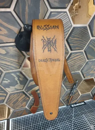 Гитарный ремень светло-коричневого цвета с логотипом