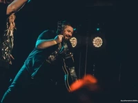 Гитарный кожаный ремень с металлической пряжкой и гравировкой