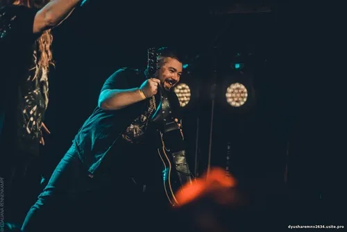 Гитарный кожаный ремень с металлической пряжкой и гравировкой